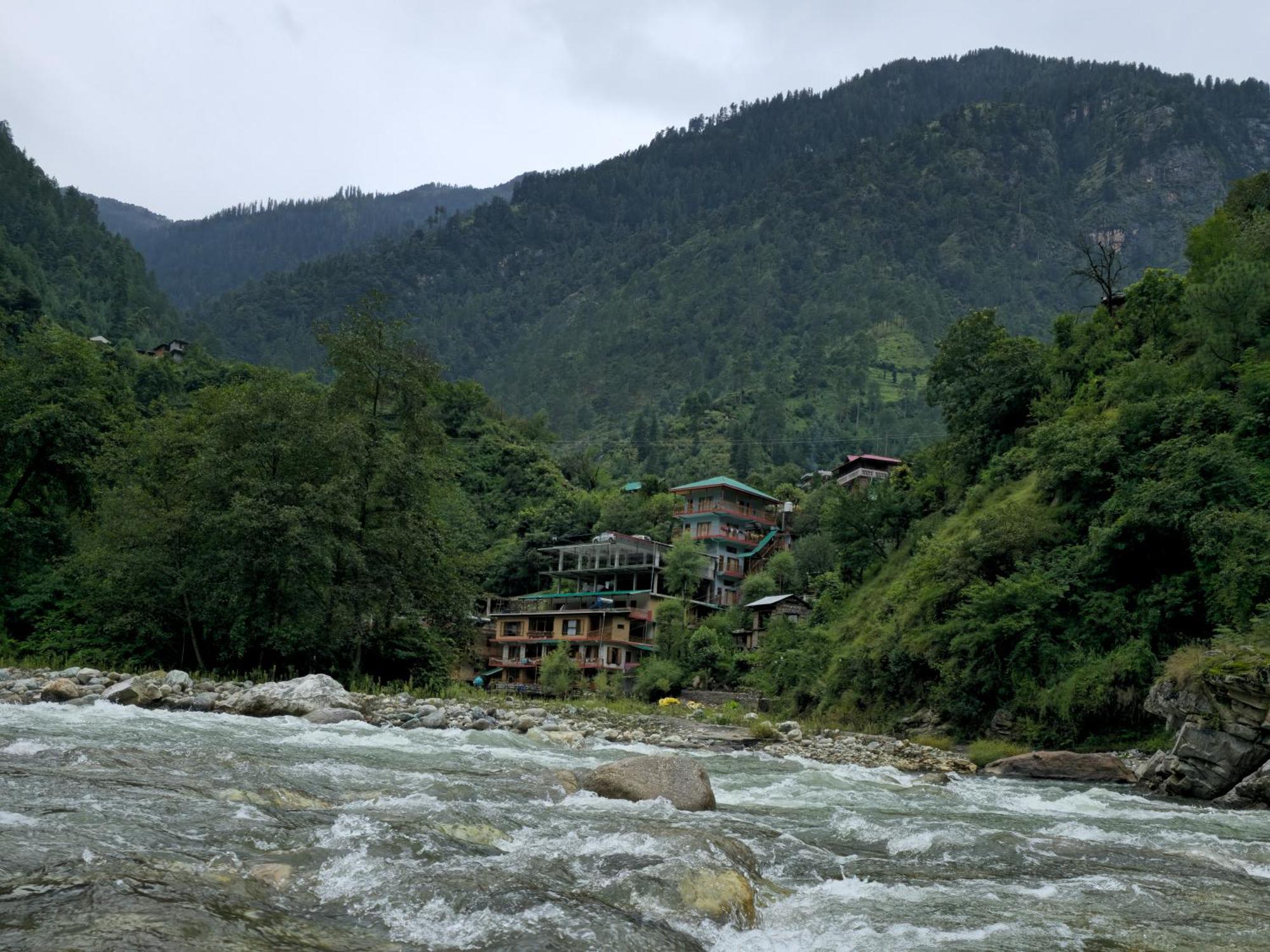 Sharda Resort-Tirthan Valley Banjār Buitenkant foto